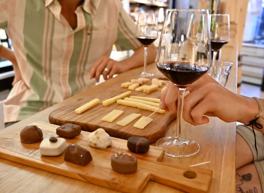 Amsterdam: 10 Tastings Guided Food Tour by UNESCO Canals - Stop-by-stop: 10 tastings, when you’ll eat, and what each moment is for
