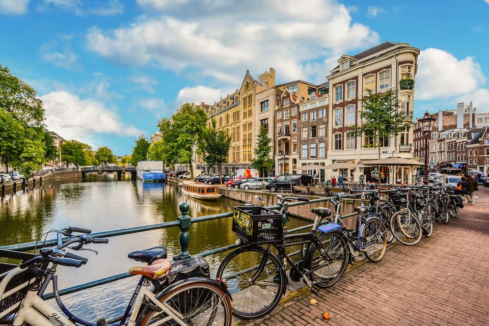 Amsterdam: 3-Hour Private Bike Tour of the City Center - Canal Belt main streets and De Wallen: big atmosphere, big contrast