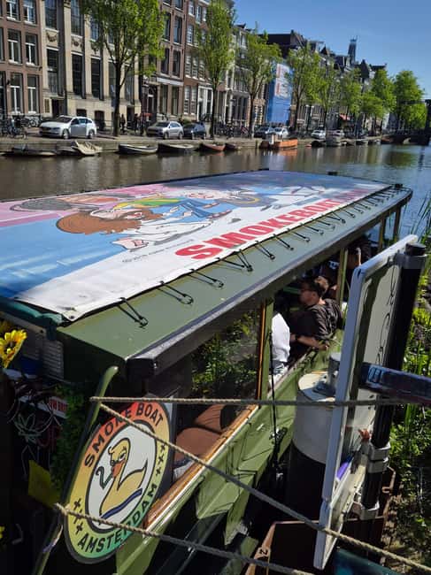 Amsterdam: 420 Smoke-Friendly Boat Tour - The Red Light District Start: Why That First Moment Counts