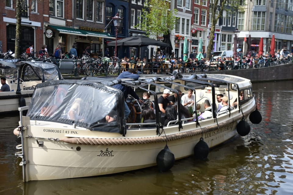 Amsterdam: 420 Smoke-Friendly Boat Tour - Music and Atmosphere: The “Chilled Vibes” Factor
