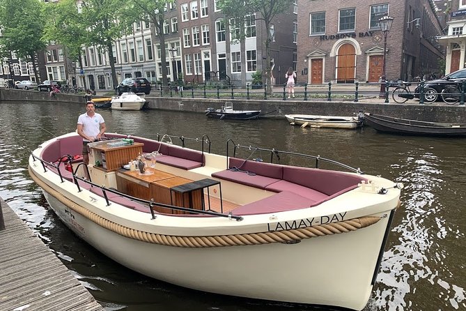 Amsterdam canal cruise in open boat – Guided tour - The Boat, the Drinks, and the Host Energy
