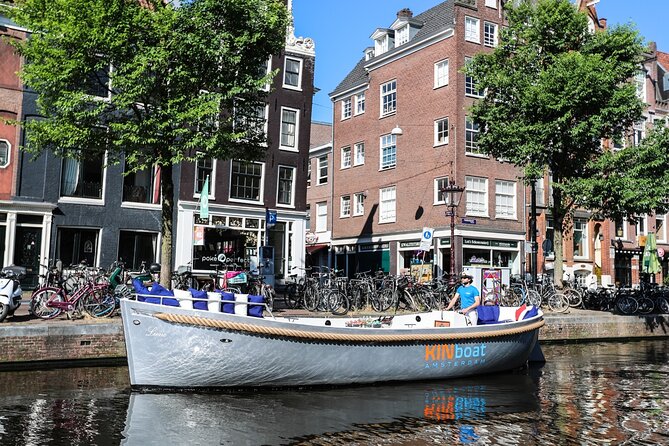 Amsterdam Canal Cruise in Open Boat with Unlimited Drinks Option - Comfort in cold or rain: blankets and umbrellas change everything