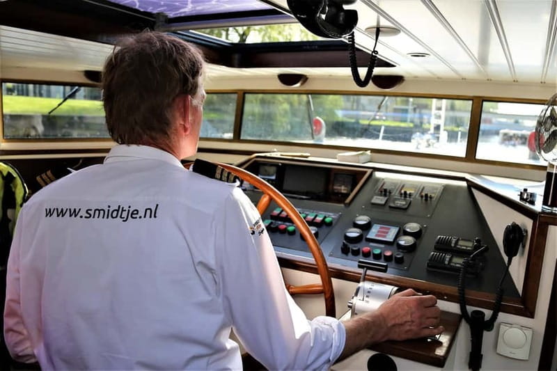 Amsterdam canal cruise with culinary burger or cheese & wine - Heated Boat Comfort, Toilet On Board, and the Drinks Plan