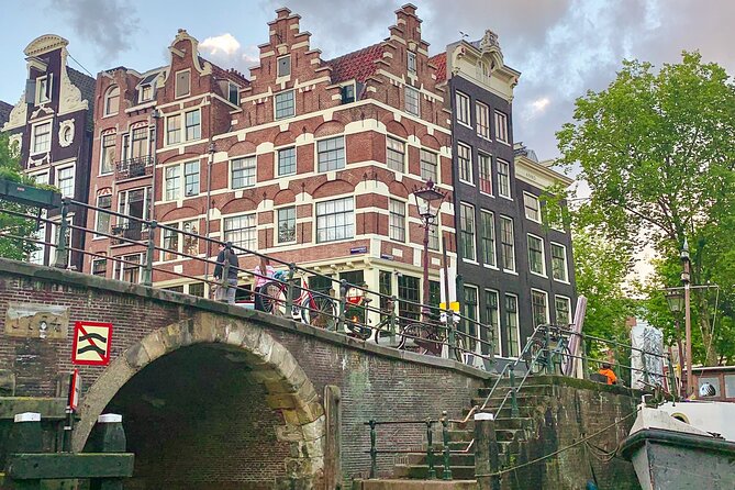 Amsterdam Canal Cruise with German Guide and unlimited drinks - Your hour on the canals: what you’ll see and why each stop matters