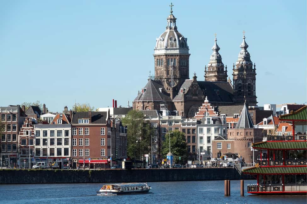 Amsterdam: Canal Cruise with Live Commentary & Audio Guide - Onboard comfort: covered roof, open-sky days, heating, and a toilet