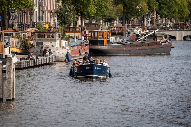 Amsterdam Canal Cruise with Live guide & Two drinks - Central St. - Small Canals Up Close: Why Narrow Waterways Matter