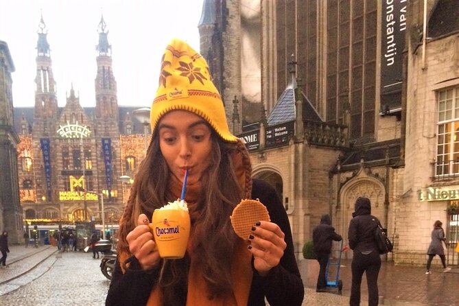 Amsterdam Christmas Walk with hot drink and Dutch treat - The UNESCO Canal Belt segment: a 40-minute Christmas walk with big visual payoff