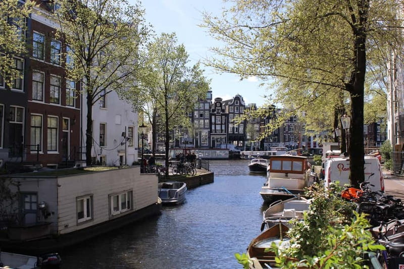 Amsterdam: City walking experience with a local - Spui Square: a smart contrast between crowds and classrooms