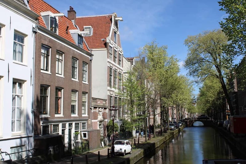 Amsterdam: City walking experience with a local - Huis Aan De Drie Grachten: seeing architecture as a clue