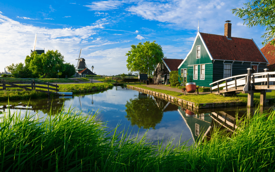 Amsterdam: Day Tour Keukenhof and Zaanse Schans Windmills - Travel time between villages: how to use the schedule instead of fighting it
