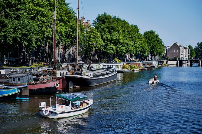 Amsterdam Essence in German: 90-minute waterway trip - Licensed guide + skipper expertise: what “included” really means