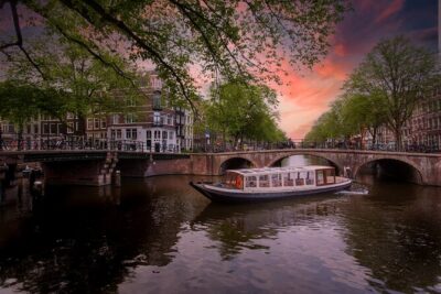 Amsterdam Evening Canal Cruise with Live Guide and Onboard Bar - Electric boat reality: sound, comfort, and the bar on board