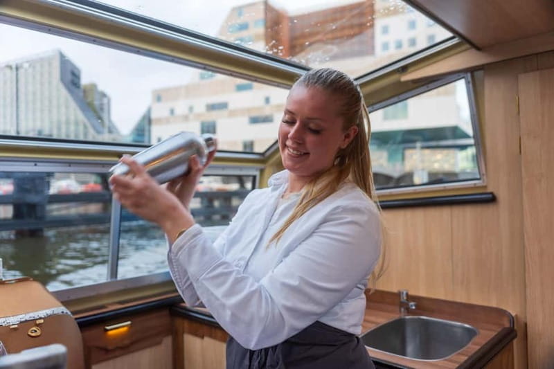 Amsterdam: Evening Cocktail Cruise along the canals - A 75-minute canal night with cocktails and a built-in pace