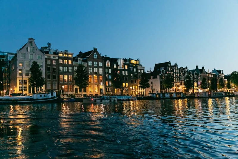 Amsterdam: Evening Cruise with Optional Wine and Snacks - Getting on board near Hard Rock Cafe (the part that can trip you up)