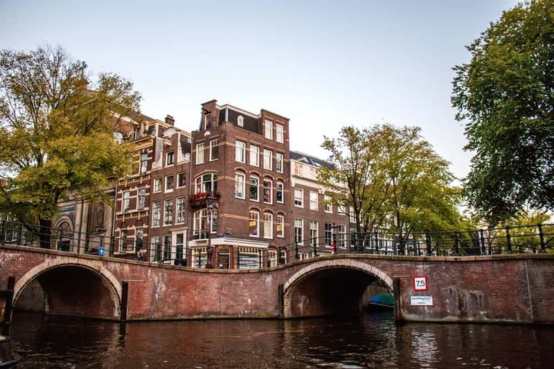 Amsterdam: Evening Pizza Cruise Along the Canals - The Canal Route You’ll See: From Damrak to the Famous Bridges