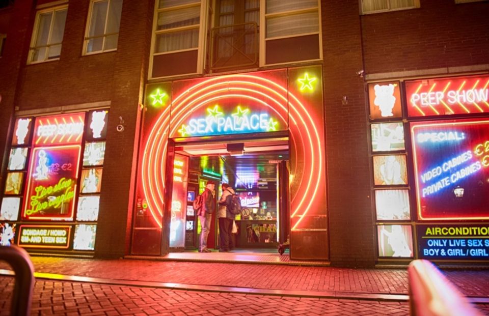 Amsterdam: Exclusive Red Light District Tour and Drink - Meeting on Damrak: starting outside Park Plaza Victoria Hotel