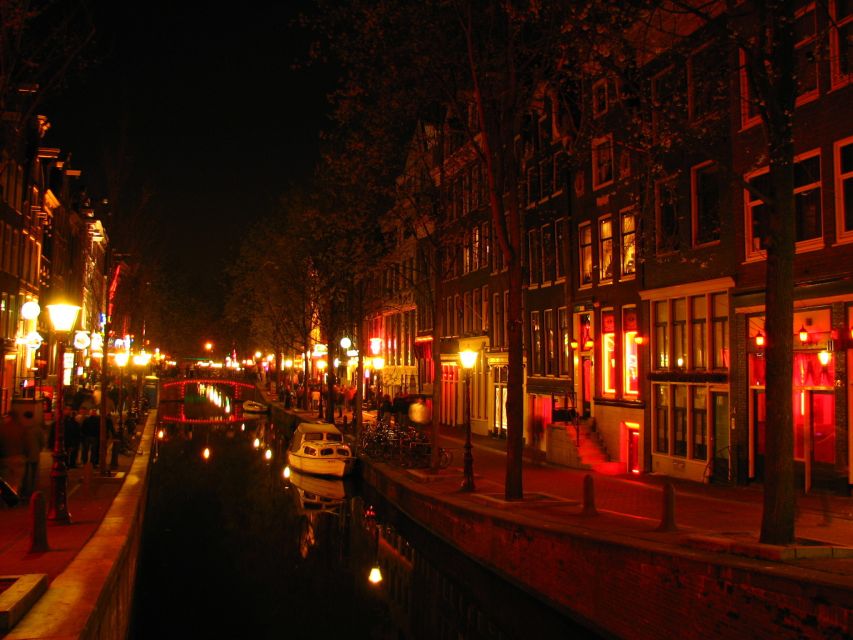 Amsterdam: Exclusive Red Light District Tour and Drink - The included pub drink: ending at human speed