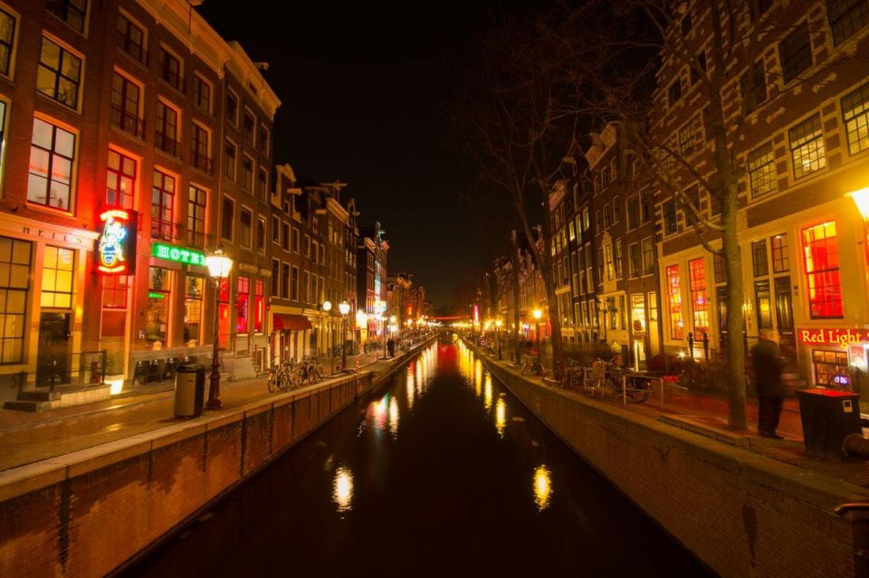 Amsterdam: Exclusive Red Light District Tour and Drink - Oude Kerk and old town lanes: why you start before the main act