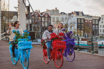 Amsterdam: Explore Canals, Guided Tour on Flower Bikes - Getting started near Central Station (and finding your orange-guide)