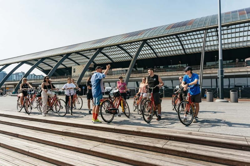 Amsterdam: Guided Bike Tour City Centre in EN/DE/FR/ES - Leidseplein to Vondelpark: music, street life, then a breather