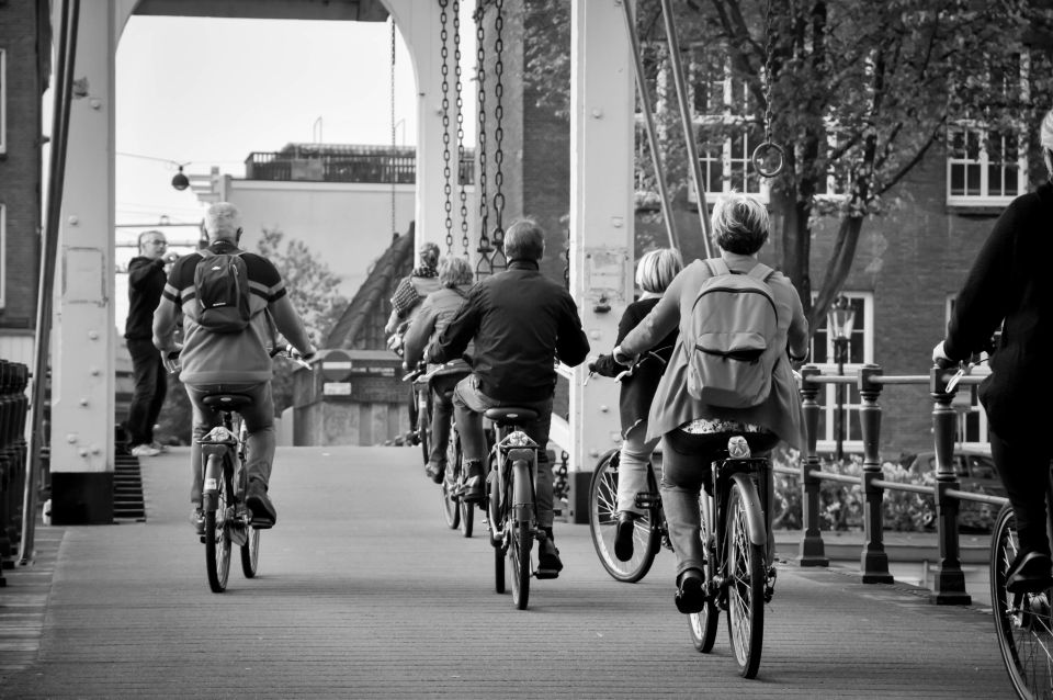 Amsterdam: Guided City Bike Tour in French - Grachtengordel canal belt and Magere Brug: where the city’s wealth shows