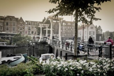 Amsterdam: Guided City Bike Tour in French - Western Islands and De Negen Straatjes: Amsterdam’s “small streets” lesson