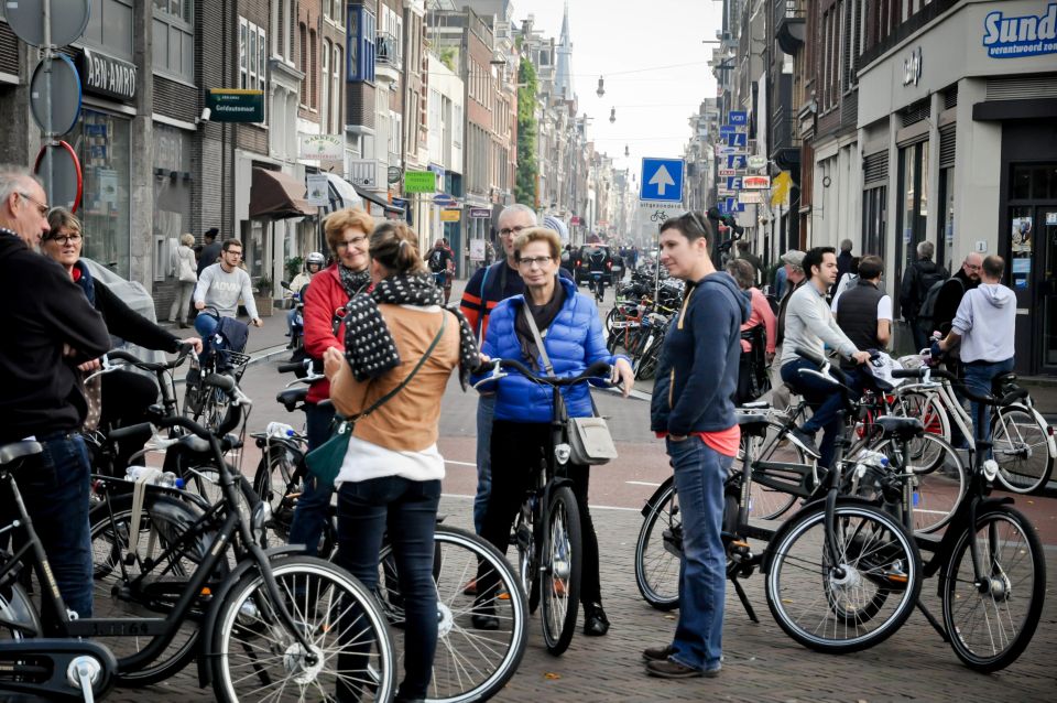 Amsterdam: Guided City Bike Tour in French - What makes the guides matter (and which ones you might meet)