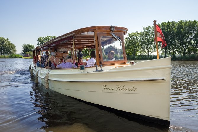Amsterdam: High Tea Cruise - Captain commentary: friendly stories, with a few trade-offs