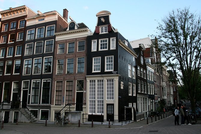 Amsterdam Highlights Walking Tour: Small Group Experience - Canal lanes and 17th-century façades: seeing what you’d miss by transit