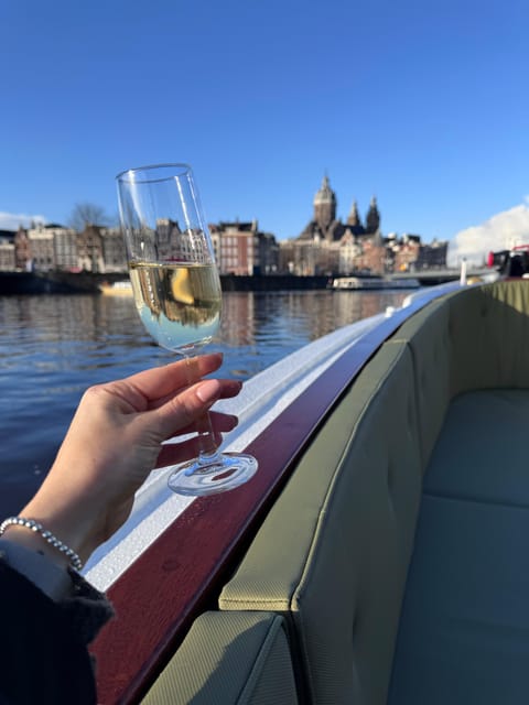 Amsterdam: Historic Boat Cruise with open bar and nibbles - Captain Bow, first mate Jasper, and the storytelling style