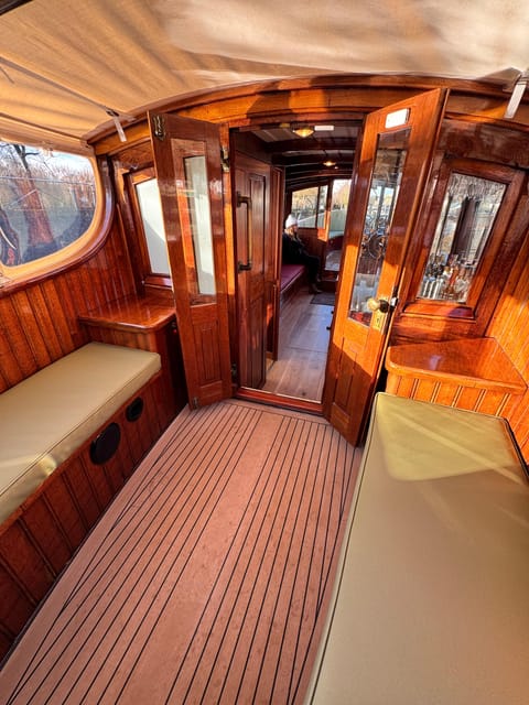 Amsterdam: Historic Boat Cruise with open bar and nibbles - The 90-minute canal loop: where you start and what you’ll see