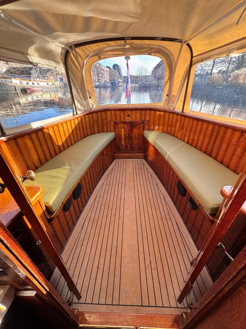 Amsterdam: Historic Boat Cruise with open bar and nibbles - Comfort details that quietly matter (WC onboard, English guide, and small logistics)