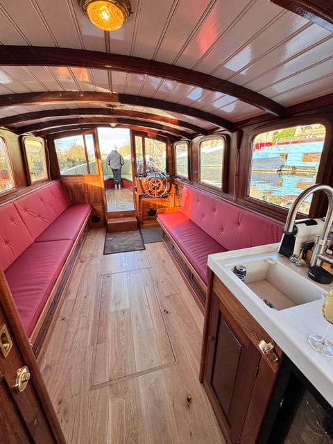 Amsterdam: Historic Boat Cruise with open bar and nibbles - Who this cruise suits best (and who should skip it)