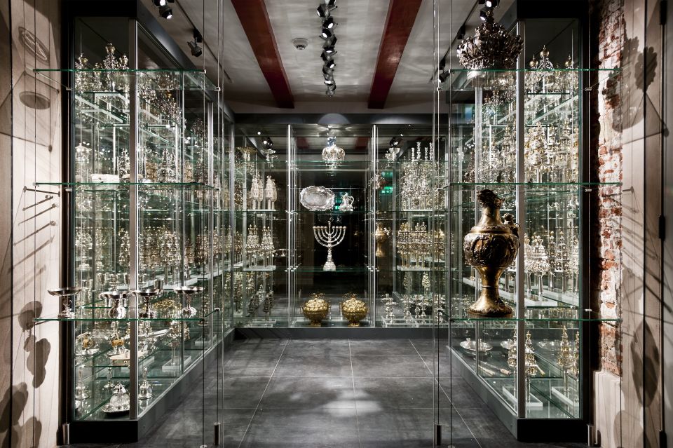 Amsterdam: Jewish Cultural Quarter & Gassan Diamonds - Champagne during the tour: a small perk that changes the vibe