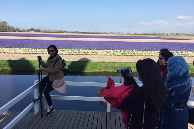 Amsterdam: Keukenhof Tulip Gardens and Giethoorn with Boat Tour - Guides and Group Size: The Human Part of the Day