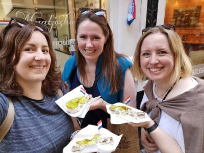 Amsterdam: KULTOUR mit Biss. Kulinarische Stadtführung - Meeting Your Guide: Finding the Tour Ribbon in the Crowd
