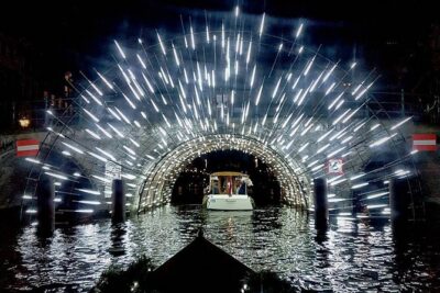 Amsterdam Light Festival: Canal Cruise + Snack & Unlimited Drinks - Entering the boat: where boarding time and comfort really matter