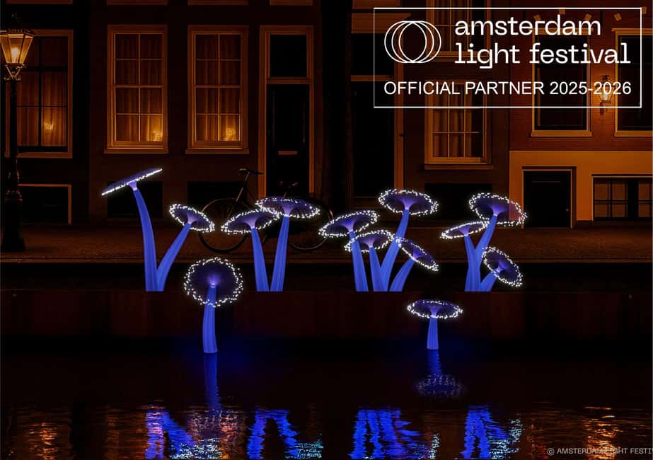 Amsterdam Light Festival Live Commentary & Optional Drinks - Drinks and stroopwafel: warming up without making it a whole dinner