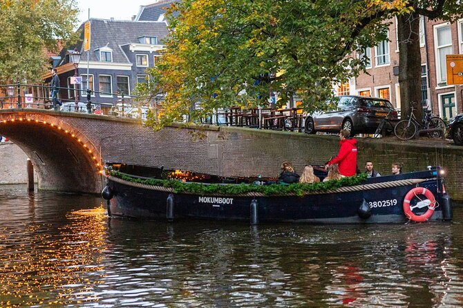 Amsterdam: Light Festival Open Boat - Unl. Drinks Option - Comfort on quiet electric boats: blankets, ponchos, and night temps
