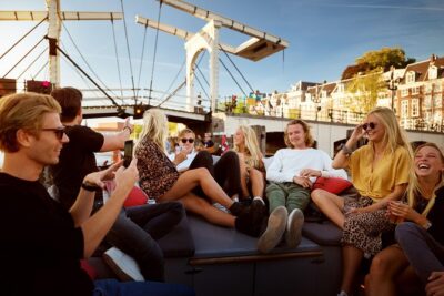 Amsterdam Light Festival: Saloon Boat Cruise + Hot Drinks & Bite - 75 minutes of festival light art: what you will actually experience