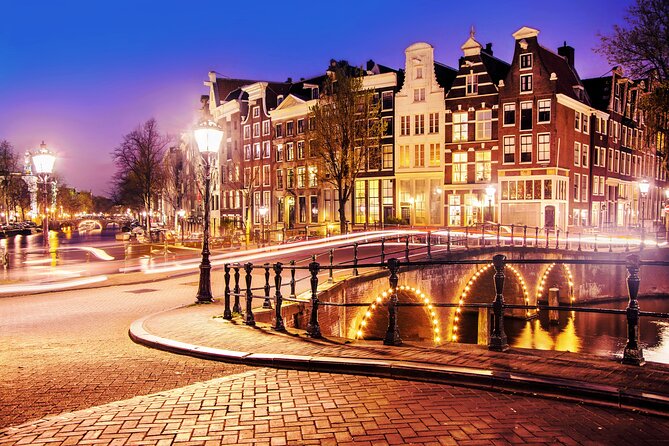 Amsterdam Light Festival Winter Walk with Stroopwafel Workshop - Dam Square Start: Fast City Bearings in Winter Light