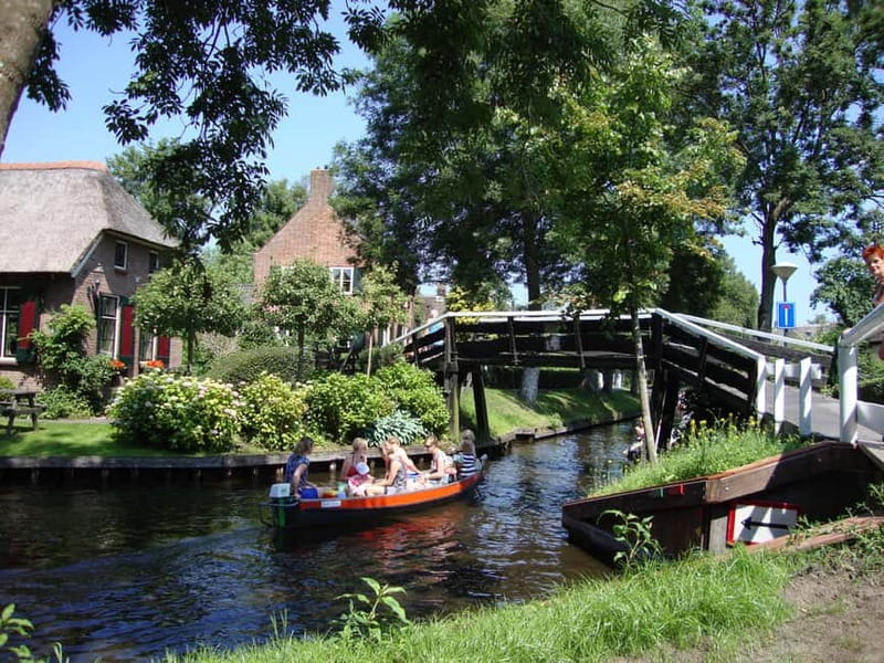 Amsterdam: Live GuideD Giethoorn Boat Tour & Cheese Platter - Free Time in Giethoorn: Lunch, Bridges, and Canal-Side Strolling
