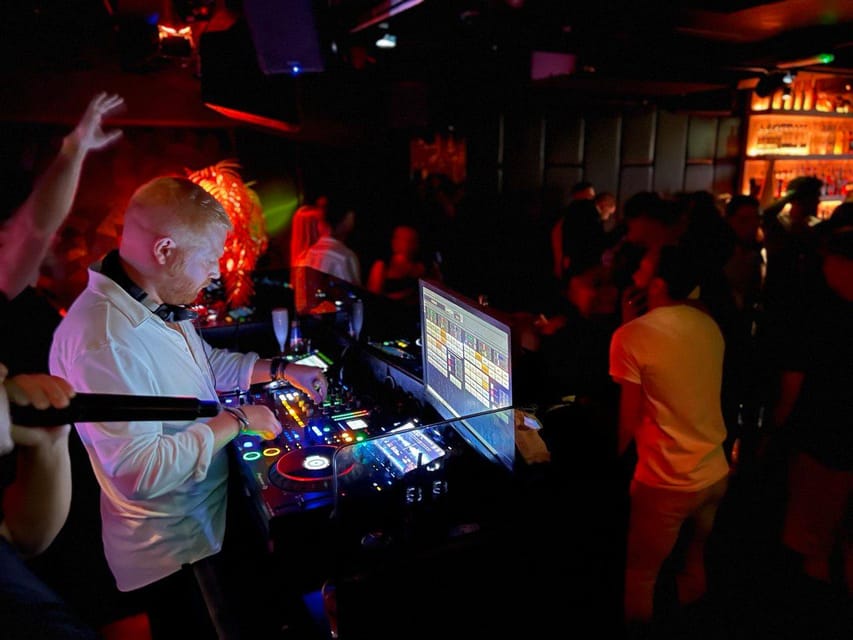 Amsterdam: Ludwig's Queer Pub Crawl with Club Entry - How the night unfolds: the rhythm of shots, specials, and club doors