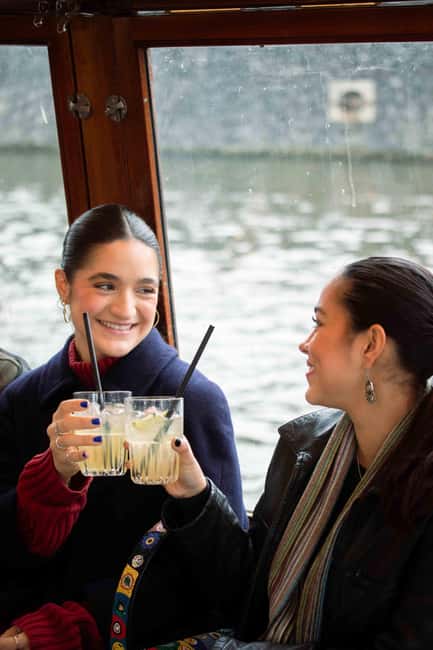Amsterdam: Luxury Cruise Unlimited Cocktails & Snacks Option - Should you book Friendship Amsterdam’s luxury canal cruise?
