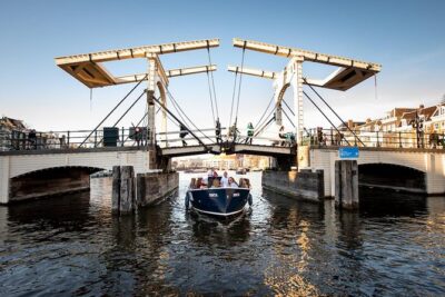 Amsterdam Open Boat Cruise in Old City Center with Live Guide - How the Live English Guide Helps You Understand the Canals