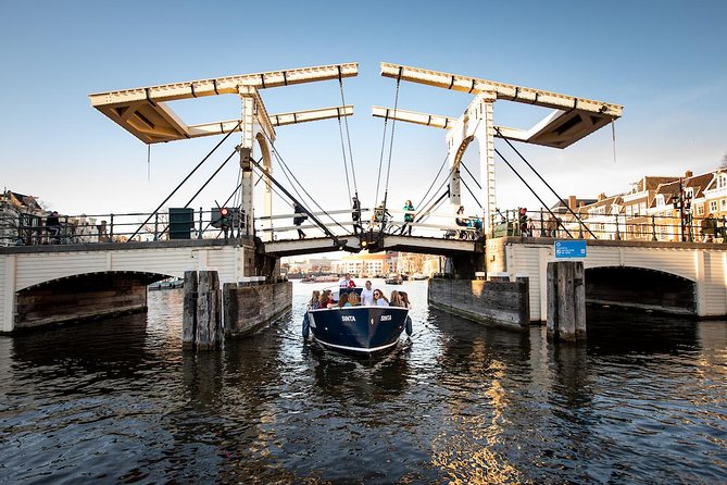 Amsterdam Open Boat Cruise in Old City Center with Live Guide - How the Live English Guide Helps You Understand the Canals