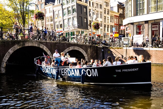 Amsterdam Open Boat Cruise in Old City Centre with Drinks Options - Your 1-hour canal route: how the story of Amsterdam unfolds