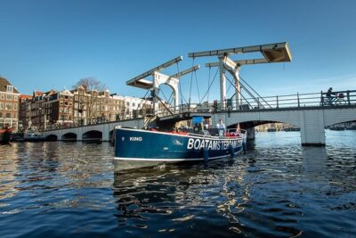 Amsterdam Open Boat Cruise with Live Guide and Two Drinks - Two drinks in 60 minutes: worth it when you pick the right moment