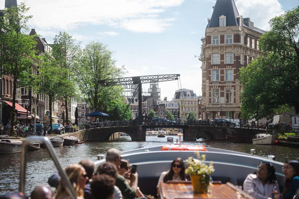 Amsterdam: Open Boat Tour of Canals with Expert Local Guide - What the guide does well on this tour