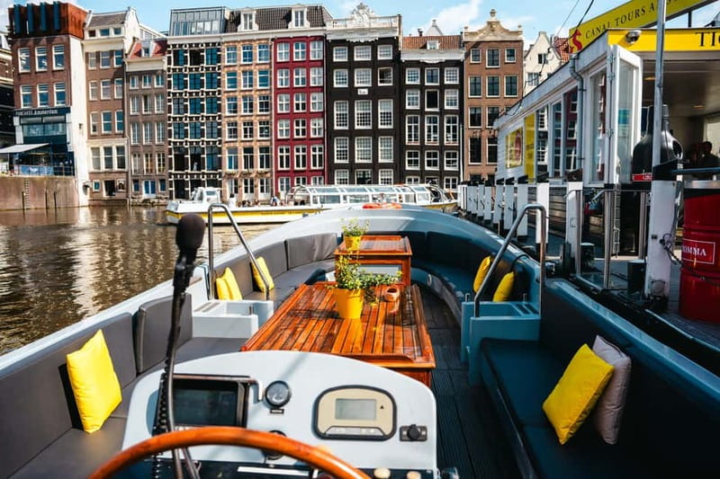 Amsterdam: Open Boat Tour of Canals with Expert Local Guide - Timing and weather: the March–October reality